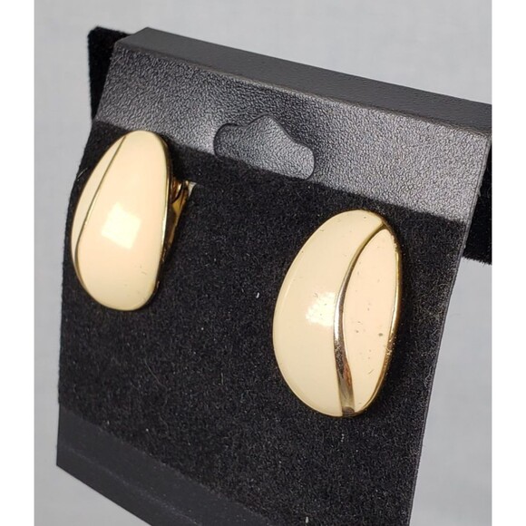 Vintage Crown Trifari 60s MCM White Enamel Egg Shape Gold Tone Clip On Earrings - Picture 5 of 12